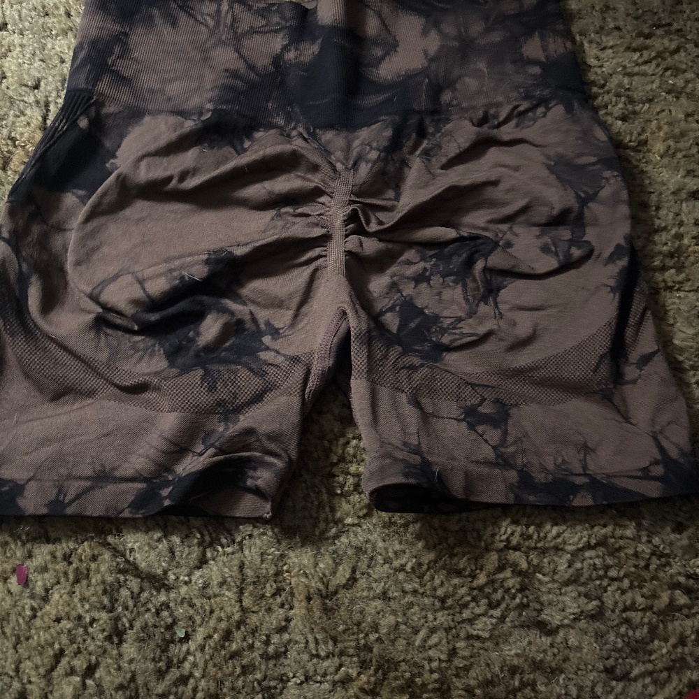 Brown tie dye butt scrunched biker shorts